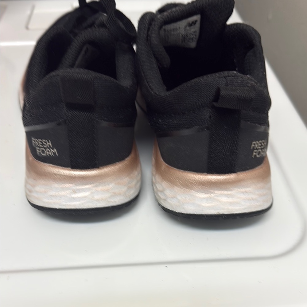 New Balance women’s Freh Foam Arishi  sz 7.5 Black and Pink Sneakers - Picture 3 of 5
